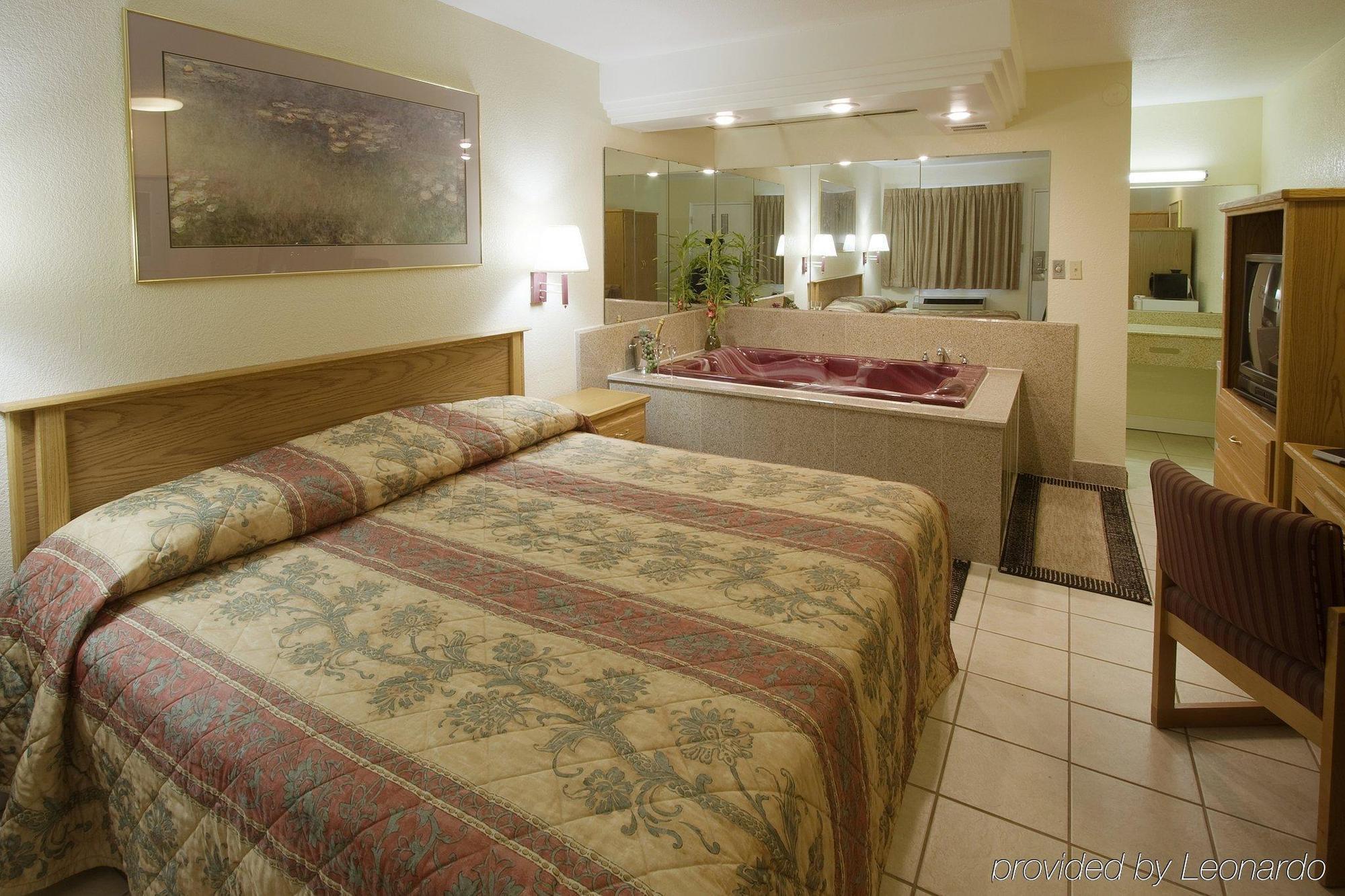 Executive Inn Fort Wayne Room photo
